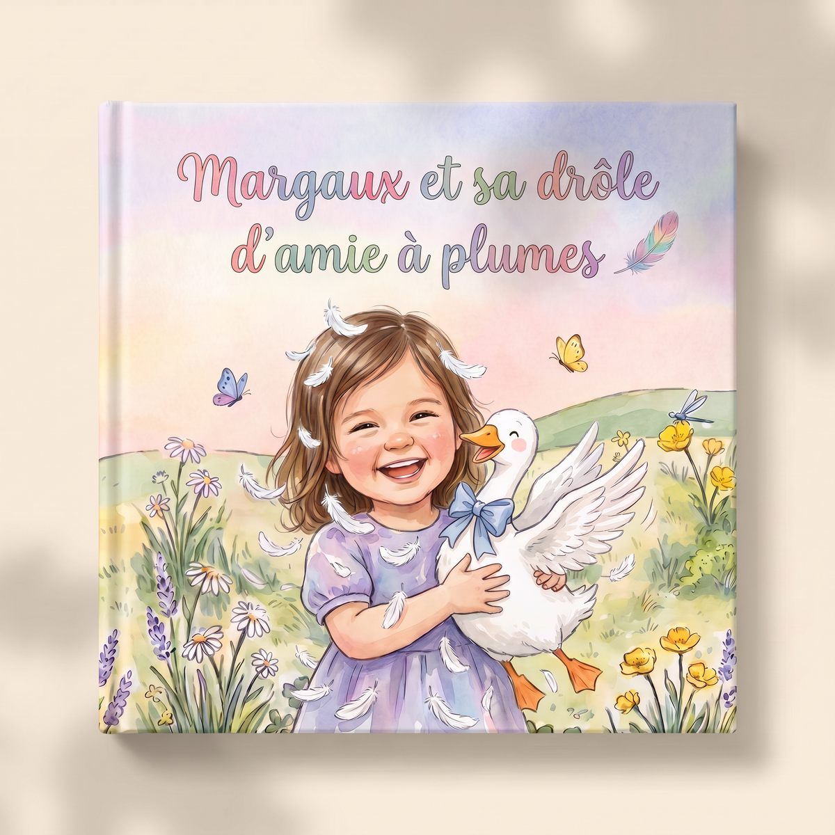 Livre personnalisé « Margaux et sa drôle d’amie à plumes » sur fond clair et neutre